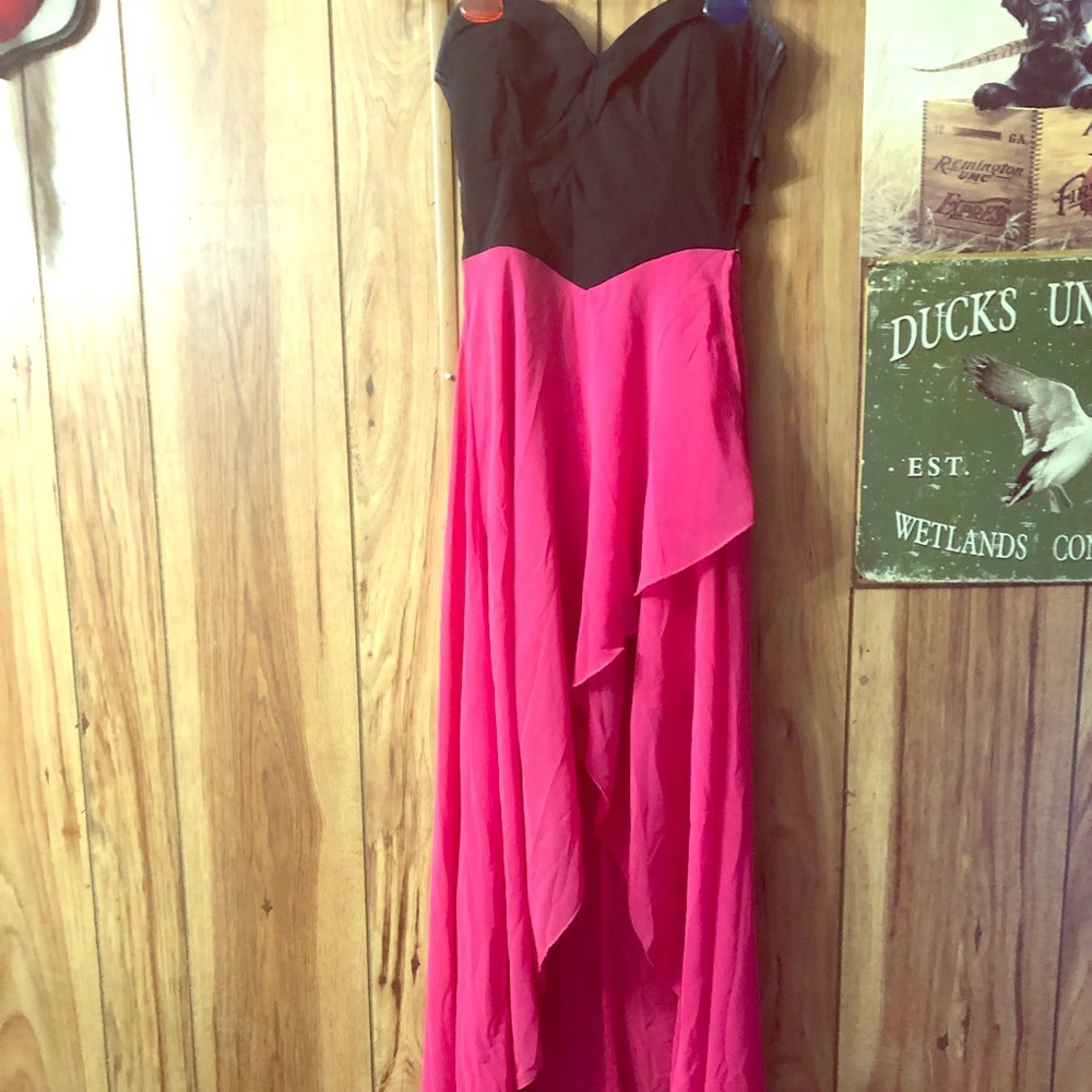 Flowey dress, shorter in the front.